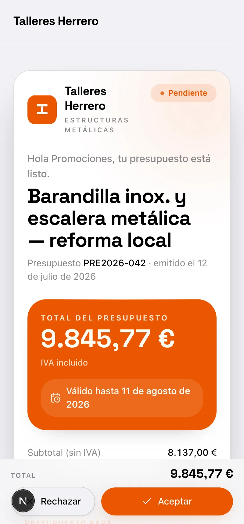El cliente ve el presupuesto en su móvil, con la marca del taller y el total. Ejemplo de demostración.
